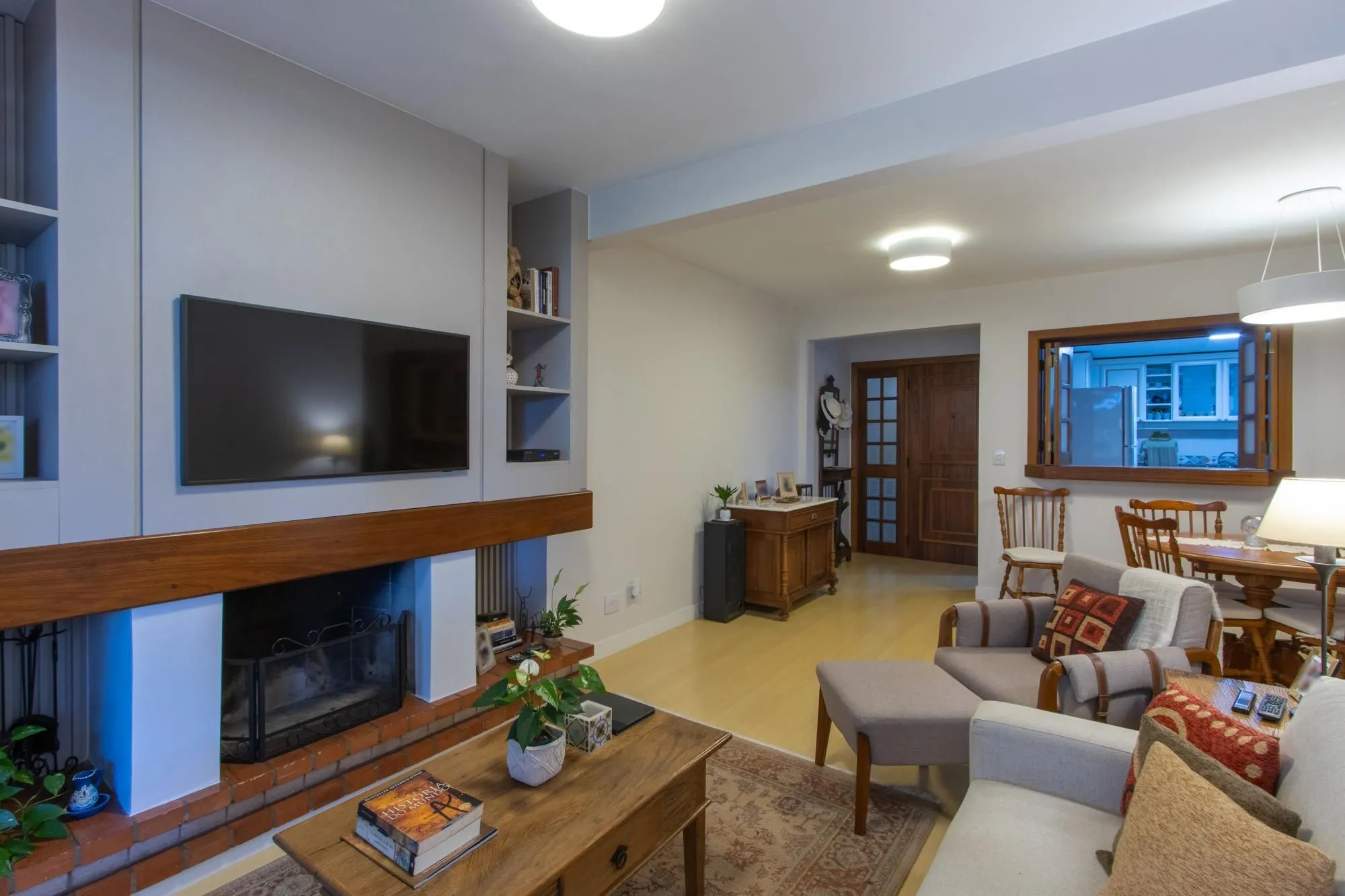 Imagem Apartamento de 4 dormitórios, 1 suíte e 2 vagas escrituradas - Bairro Ipanema.