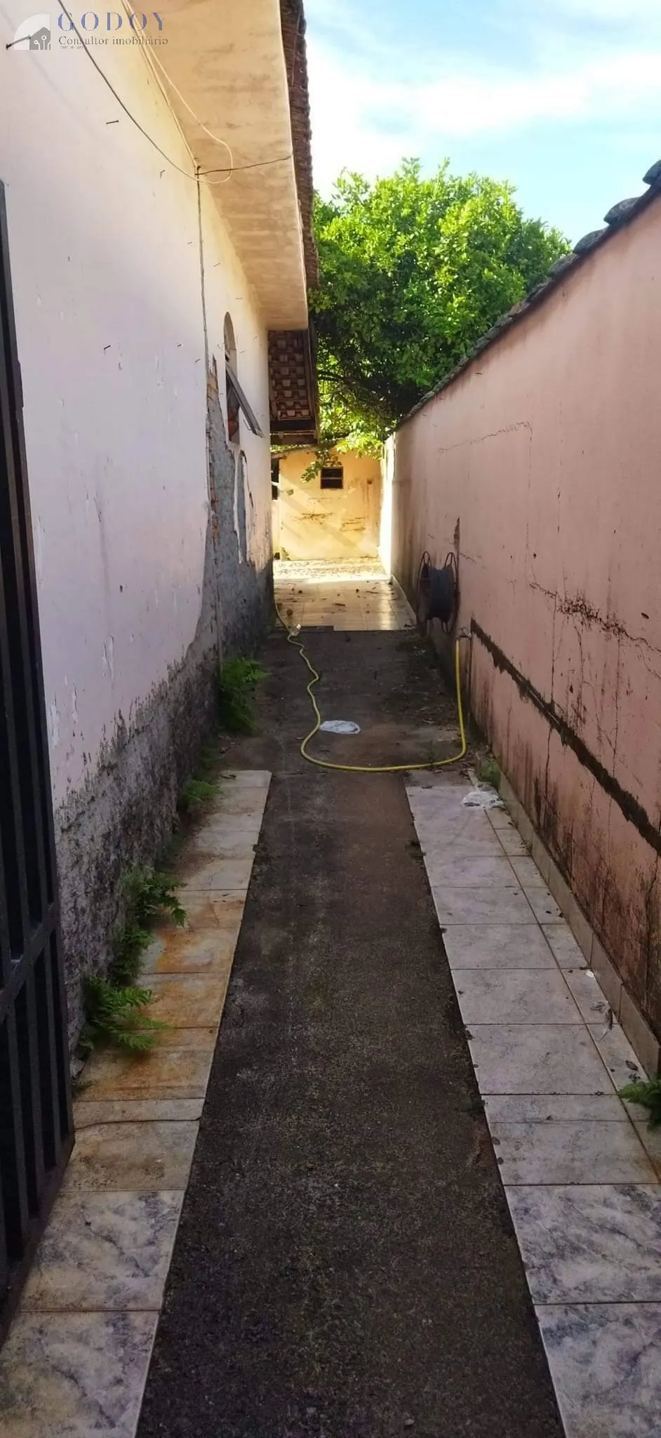Imagem Casa para Reforma com 3 Quartos e Terreno de 270m²