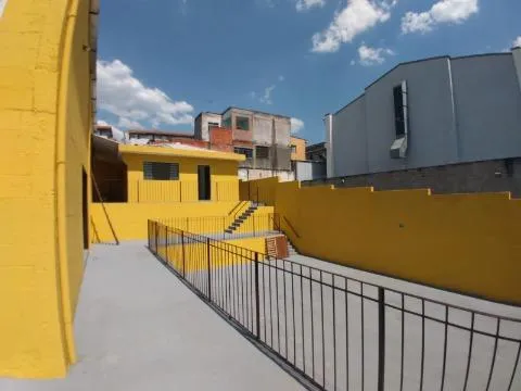 Imagem VENDA DE GALPÃO INDUSTRIAL/COMERCIAL NA VILA FERLÓPOLIS, EM ITAQUAQUECETUBA/SP, A/T 750m², A/C 400m², mezanino, casa de apoio e pátio. CONSULTE-NOS.