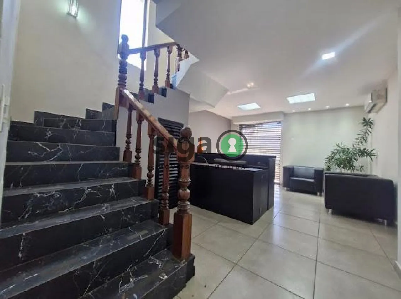 Imagem Casa Assobradada no Pacaembu, para locação Comercial ou venda com 10 salas, 11 vagas, reformada.