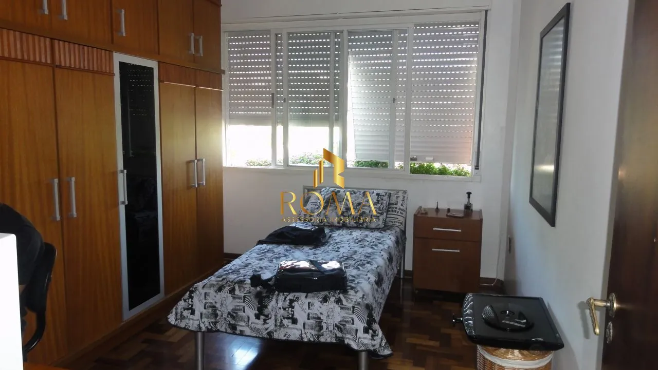 Imagem Casa à Venda no Centro de Santa Maria com 5 Dormitórios, Piscina e Salão de Fest
