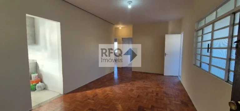 Apartamento no térreo para locação no Jardim da Glória: 2 quartos, 1 sala, 1 banheiro, 1 vaga de garagem, 100m². Venha conferir!