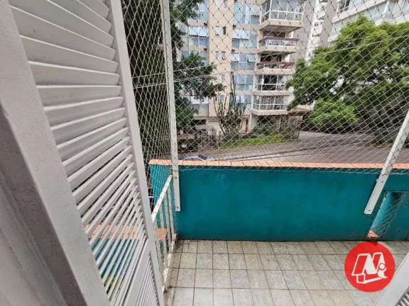 Imagem Apartamento 3 dormitórios (1 suíte). Dependência com wc auxiliar e sacada.