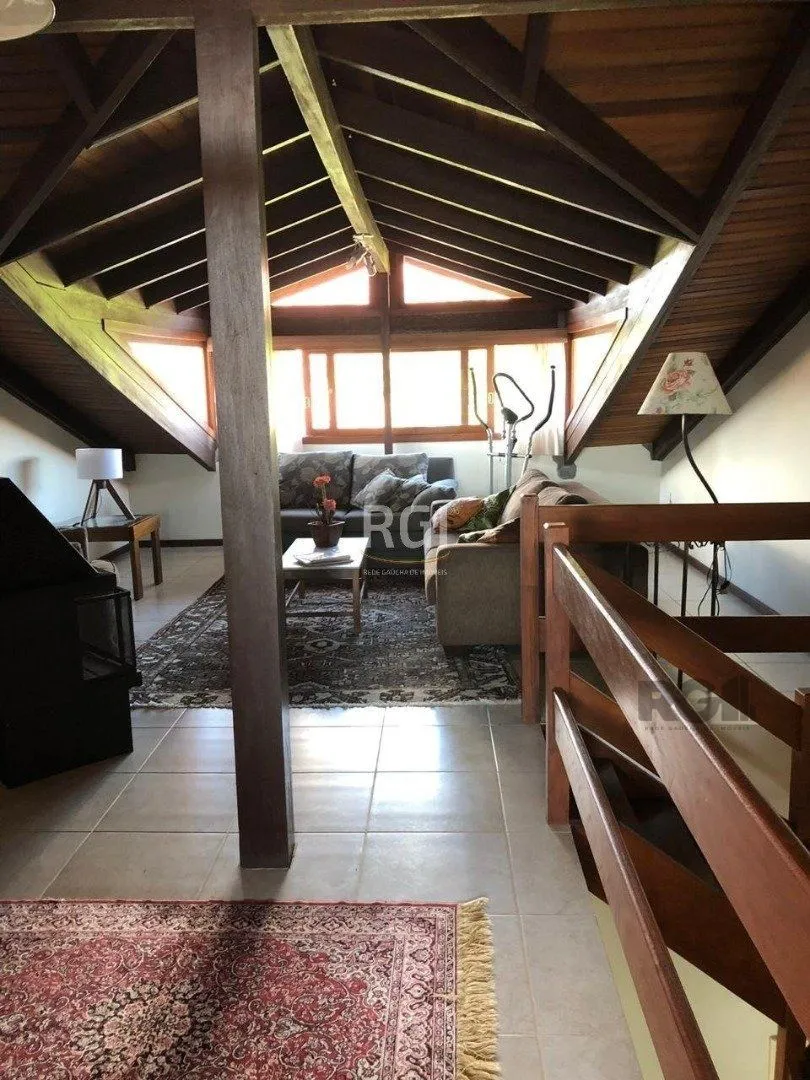 Imagem Casa residencial de 3 dormitórios sendo um uma suíte localizada no bairro Guarujá.
