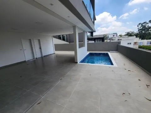 Imagem VENDA DE SOBRADO MODERNO NO CONDOMÍNIO ARUJÁ V, EM ARUJÁ/SP, com 300m², 04 suítes, sala 03 ambientes, piscina e garagem para 04 carros. CONSULTE-NOS.