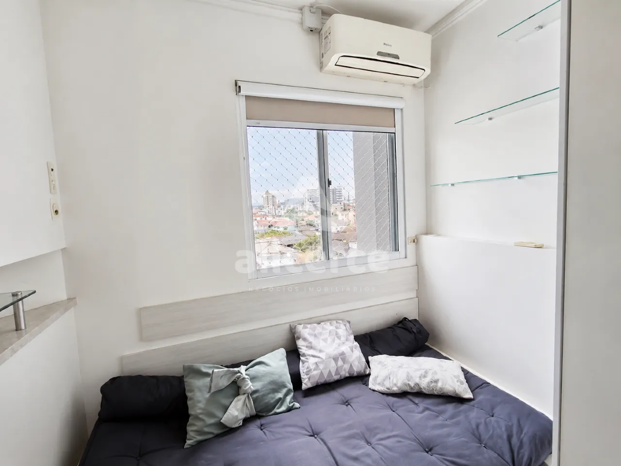 Imagem Apartamento semi mobiliado, 3 dorm. com suíte, andar alto e vista livre em Barreiros - São José - SC
