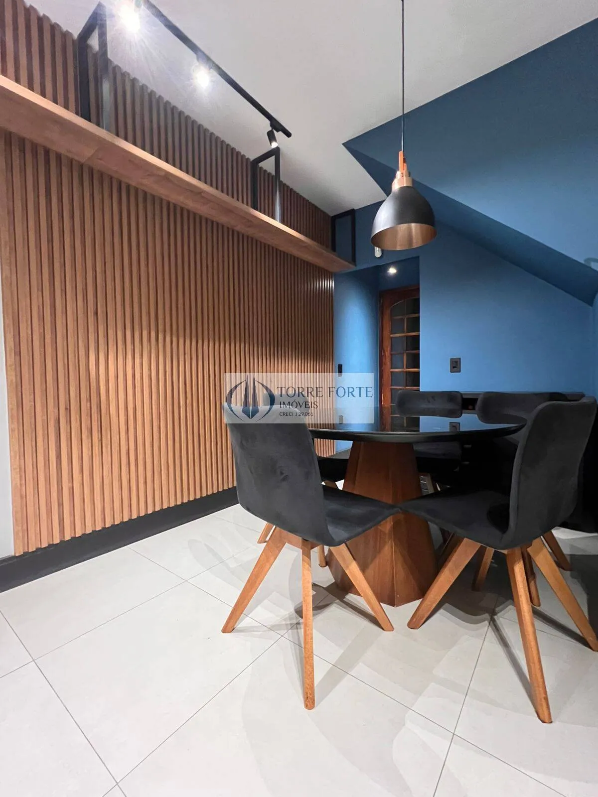 Imagem Linda casa estilo sobrado com 3 dormitórios e 3 vagas na Vila Salete
