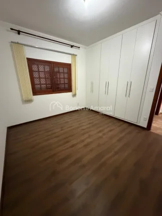 Imagem Ampla e confortável, esta excelente residência conta com 298m² de área construída, oferecendo e...