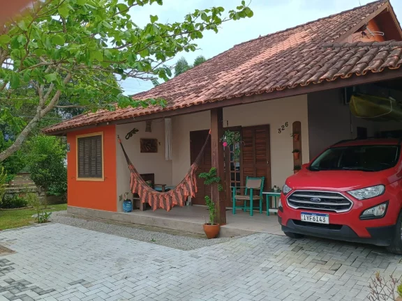Imagem Espaçosa casa em Garopaba-SC: 3 dormitórios, suíte, jardim e documentação completa.