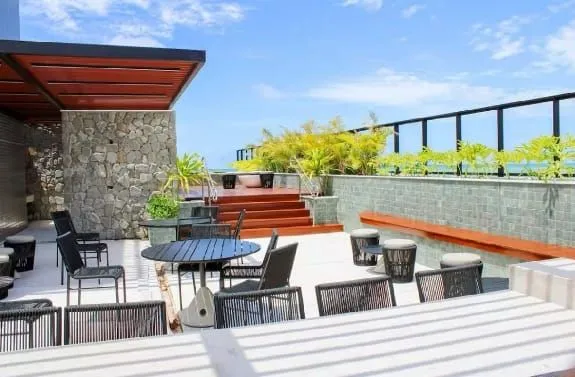 Imagem Alto Padrão com Piscina Infinita e Potencial para Airbnb - Viva ou Invista com Inteligência