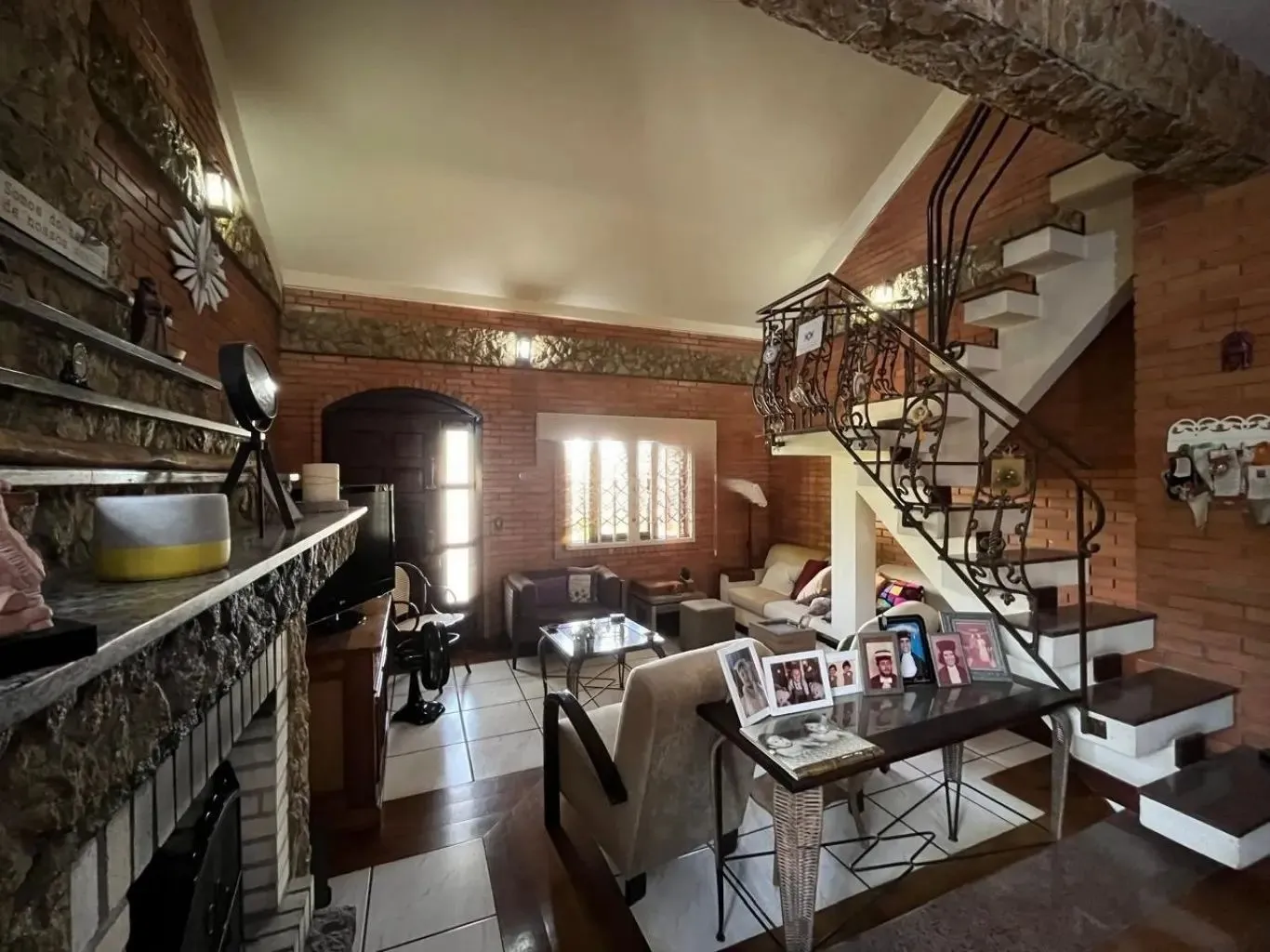 Imagem Casa com 4 quartos e 2 lareiras no bairro Belém Velho