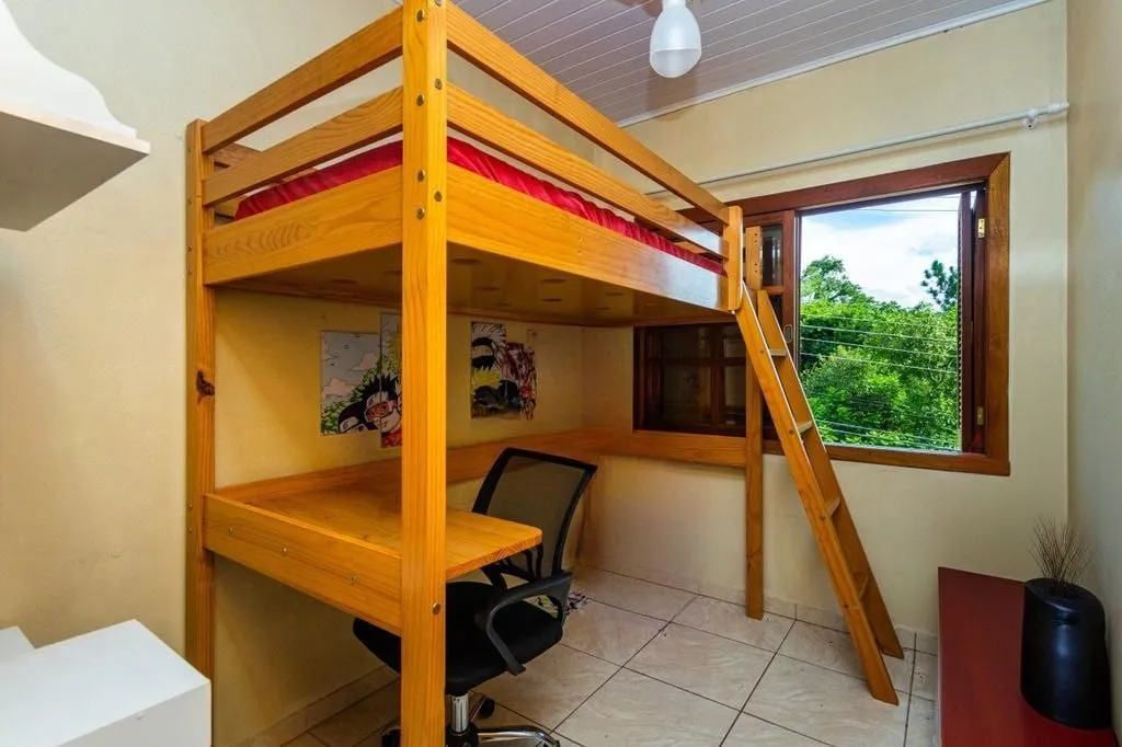 Imagem Casa de 3 dormitórios no Bairro Lomba do Pinheiro - Porto Alegre