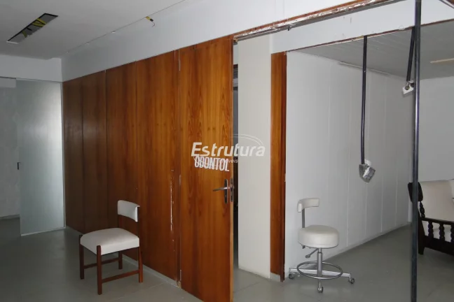 Salas comerciais semimobiliadas, amplas e com excelente localização!