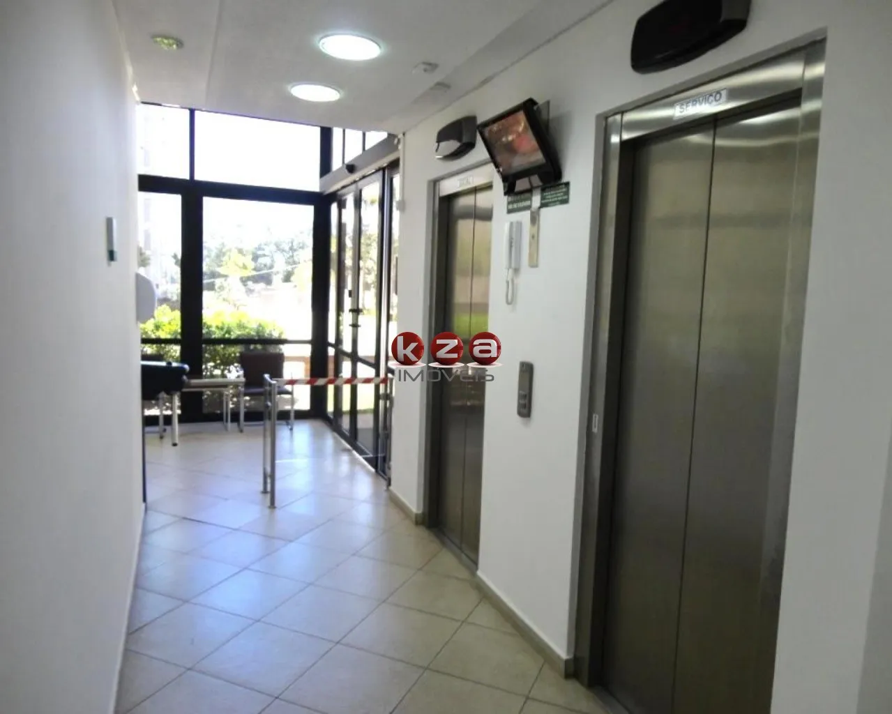 Imagem Sala Comercial de Alto Padrão no Centro Empresarial Vértice em Valinhos-SP: 2 salas, 2 banheiros, 2 vagas, 77m². Aproveite!