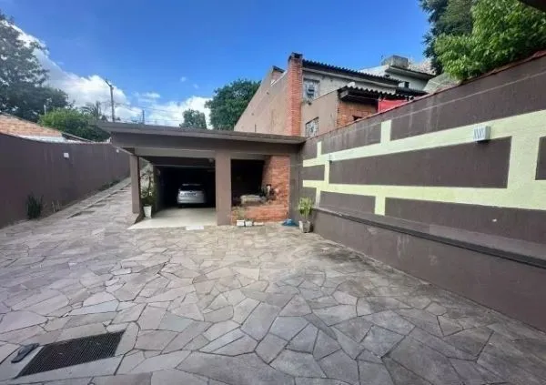 Imagem Ótima casa no bairro Jardim Lindóia, com 4 quartos, pátio amplo e área com churrasqueira