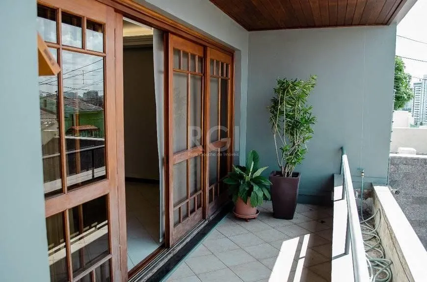 Imagem Casa com 5 dormitórios, 550 m² no Bairro Vila Jardim - Porto Alegre/RS