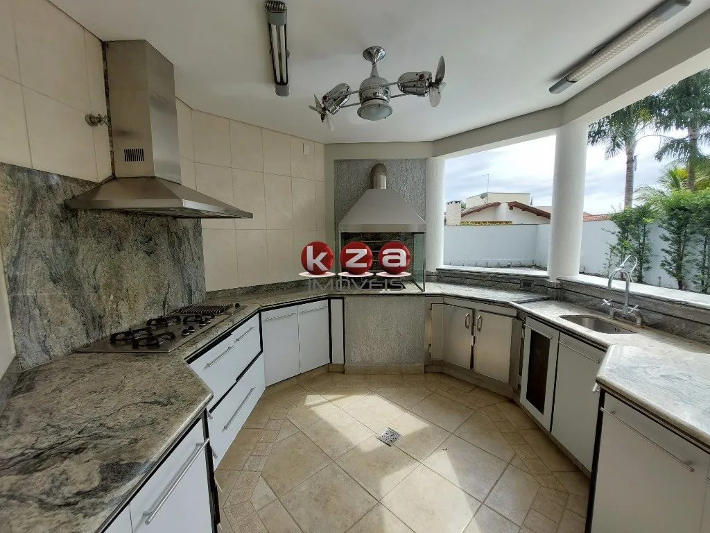 Imagem Imponente casa de alto padrão em condomínio à venda em Valinhos-SP, 4 quartos, 4 suítes, 3 salas, 8 banheiros, 4 vagas de garagem, 440m².