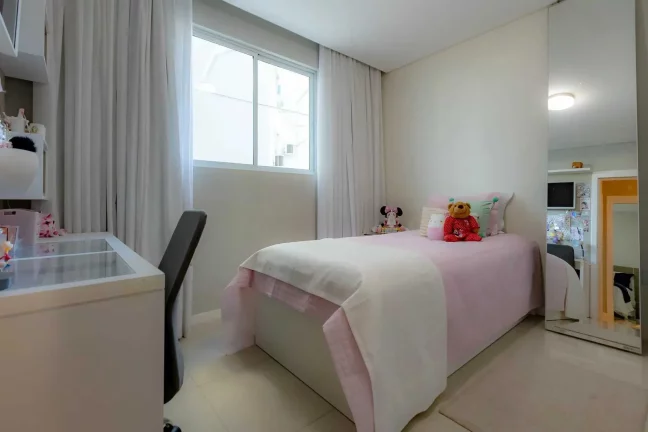 Imagem Apartamento com 2 demi suítes e 1 suíte, 2 vagas de garagem no Centro de Balneário Camboriú