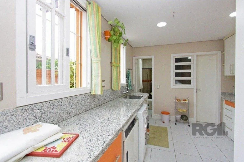Imagem Excelente casa de 330m² com 3 dormitórios, piscina e 3 vagas.