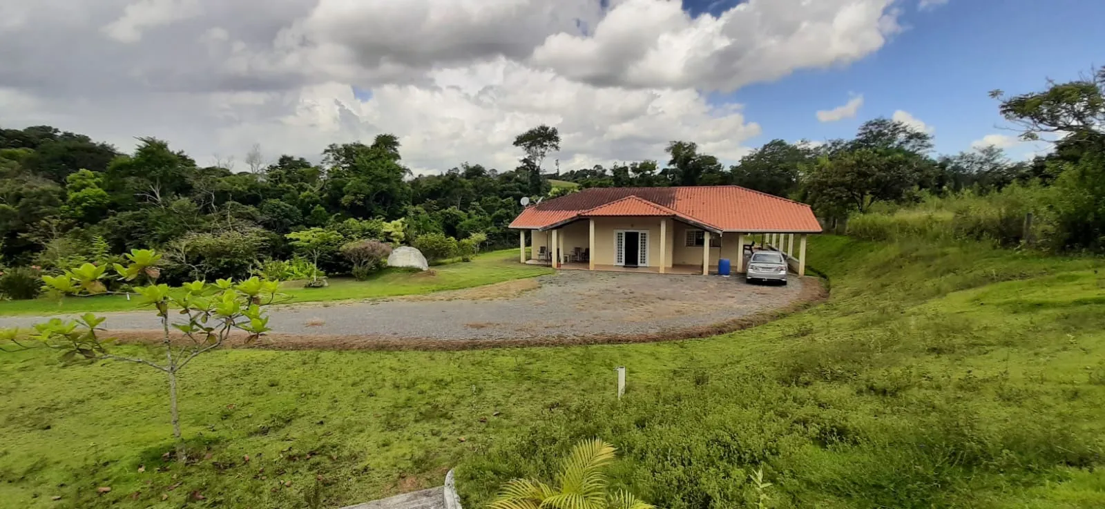 Imagem Chácara à venda em Araçoiaba da Serra - 4 quartos, 1 suíte, 3 banheiros, 3 vagas - Imperdível!