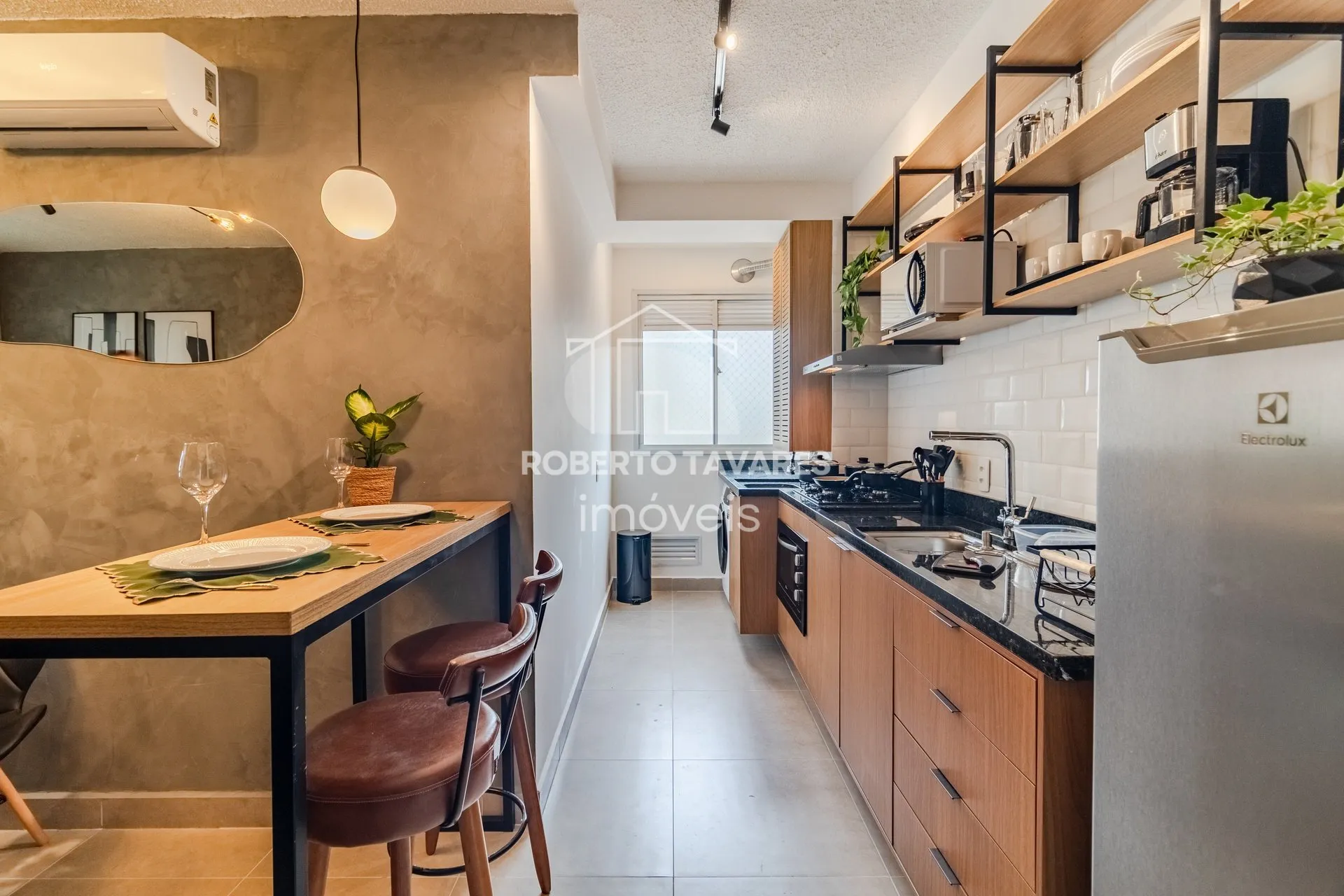 Imagem Apartamento totalmente mobiliado. VENDA DE PORTEIRA FECHADA - O imóvel conta com 2 quartos, sendo 1 suíte, além de uma vaga de garagem.