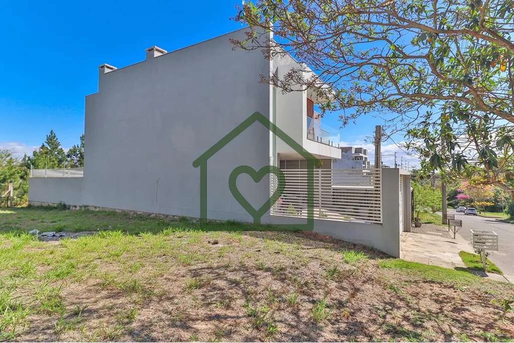 Imagem Terreno plano com 200 m2 (8 m de frente por 25 m de comprimento), localizado em rua calma e arboriza...