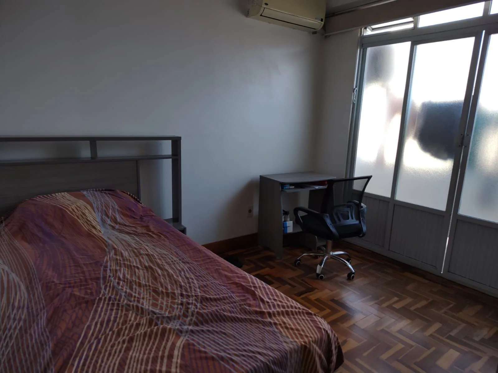 Imagem Apartamento Espaçoso no Centro Histórico com Móveis Sob Medida