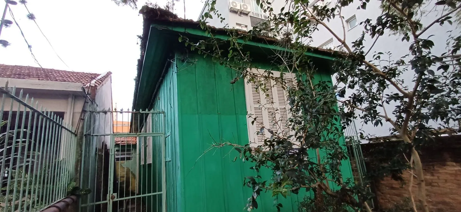 Imagem Vende-se casa de madeira, com dois dormitórios, banheiro, sala e cozinha. Localização privilegiada no bairro Jardim Botânico. Área do terreno com 6,6mx44m.
