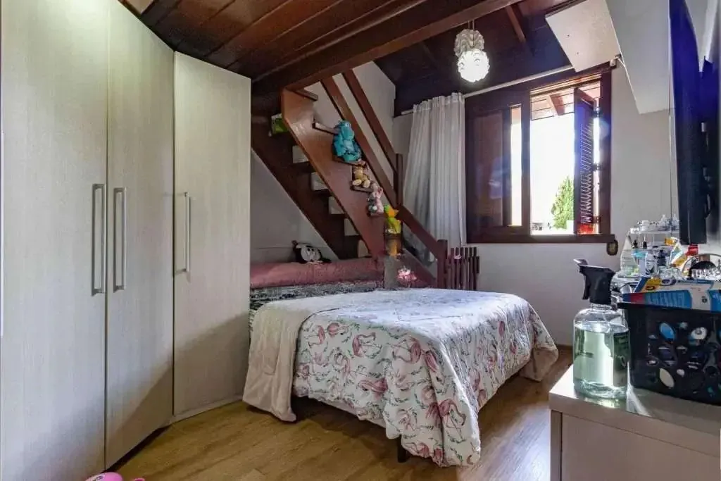 Imagem Casa com 4 dormitórios, suíte, piscina e 4 vagas.