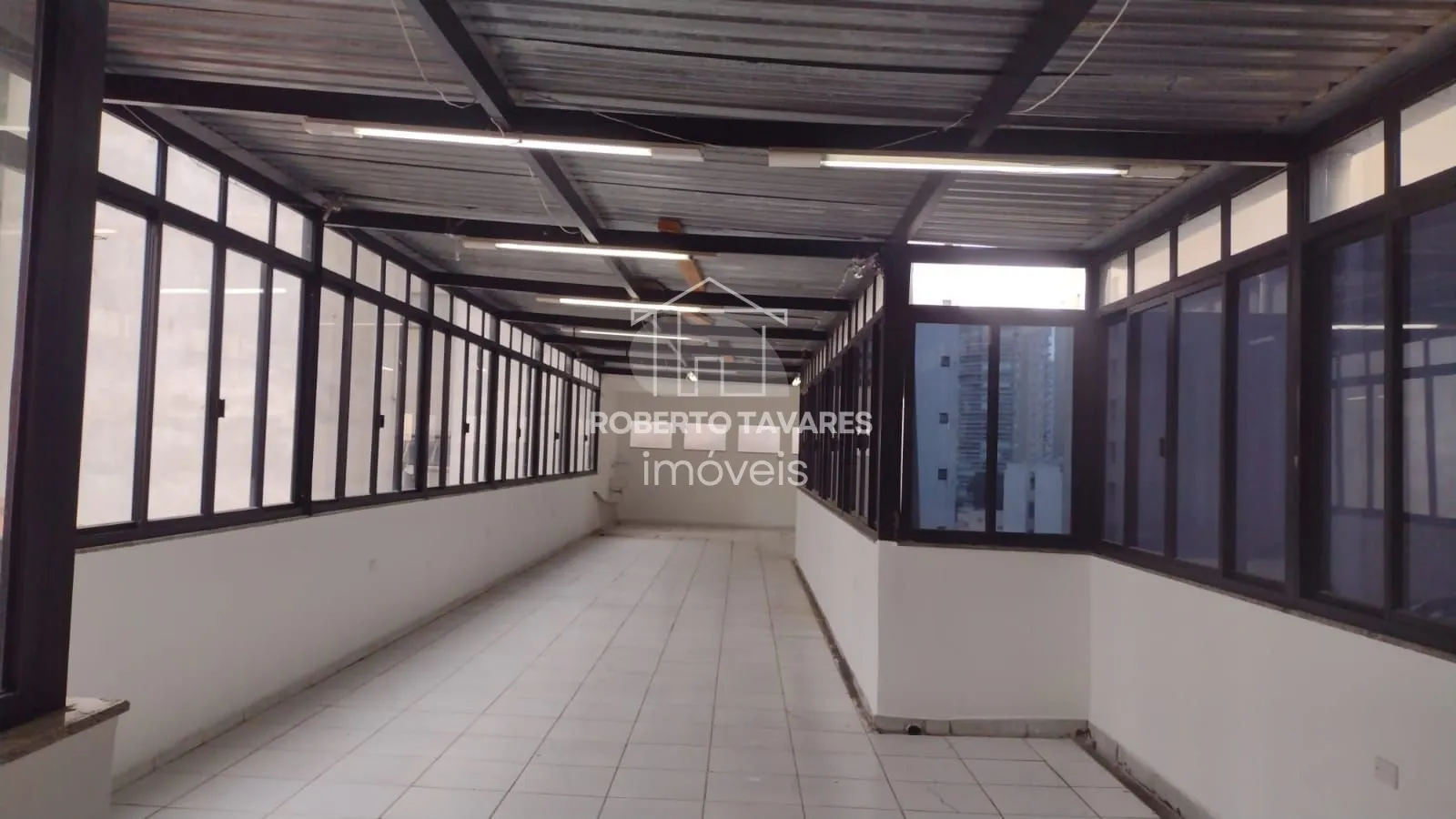 Imagem Prédio Comercial em Santa Cecília 450m² - Vão livre, 9 banheiros, 12 lavatórios, 4 pontos de chuveiro c/ box, 9 garagens, com quarto e banheiro de apoio.