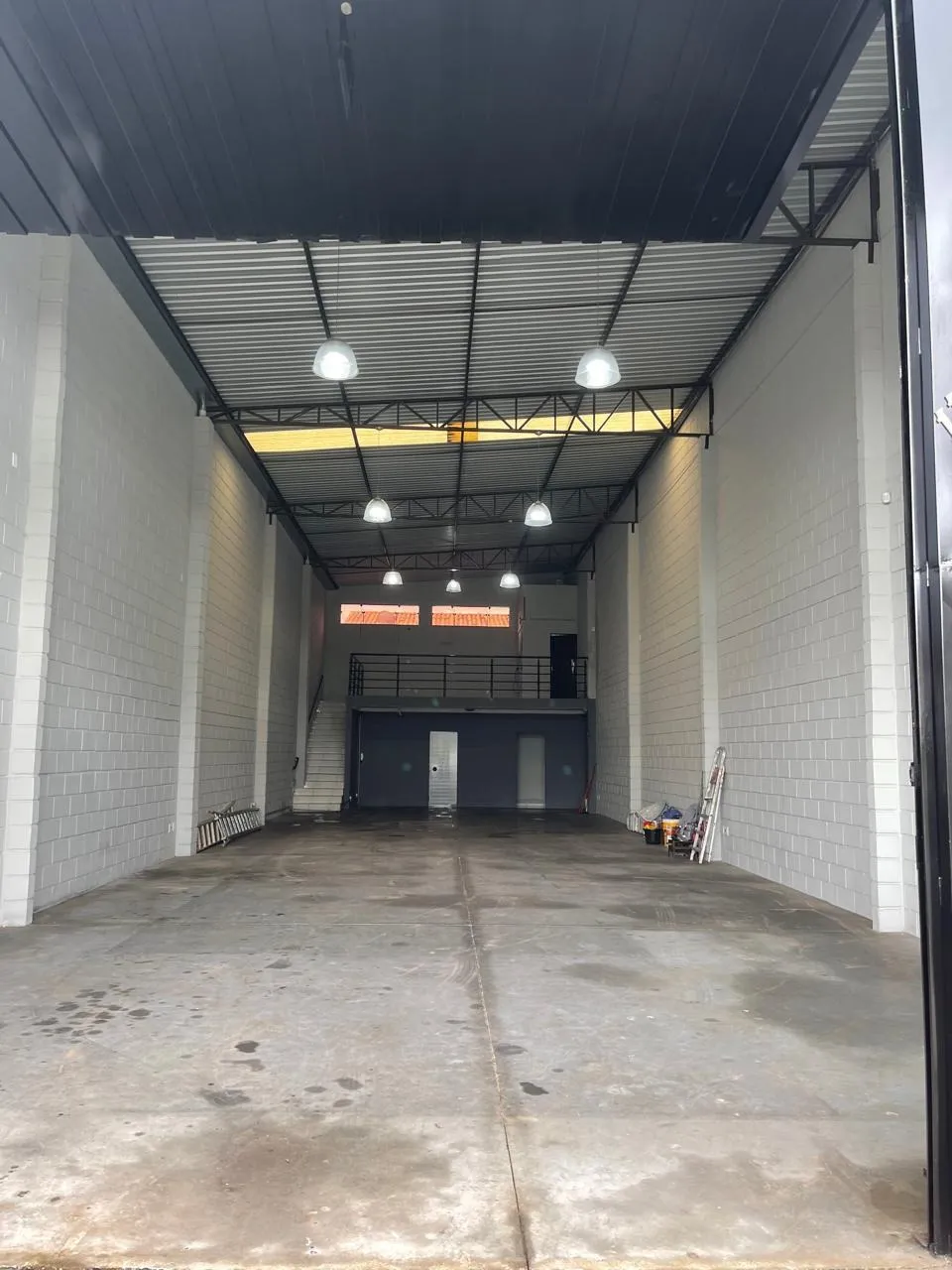 Imagem Galpão Comercial para Locação em Sorocaba - 7m de Pé Direito, Mezanino e Estrutura Completa