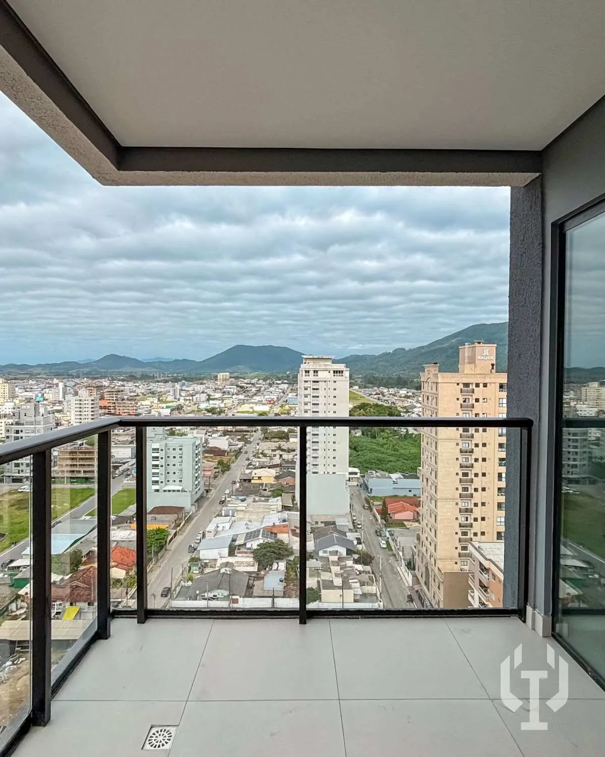 Imagem Apartamento semimobiliado com 2 suítes em Itapema