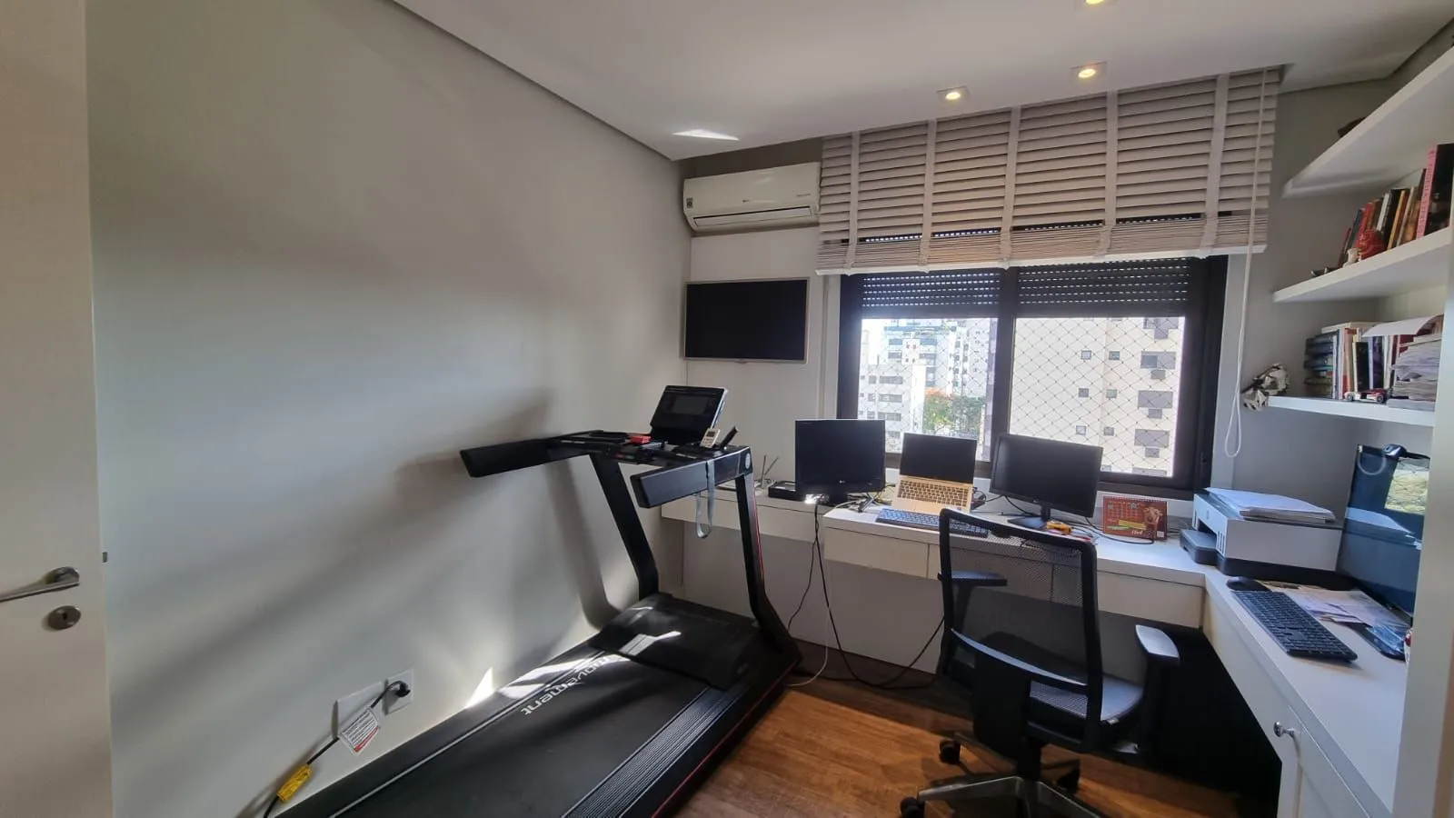 Imagem Apartamento 3 dormitórios com dependência, 127m privativos, duas vagas individuais no Bairro Higienópolis