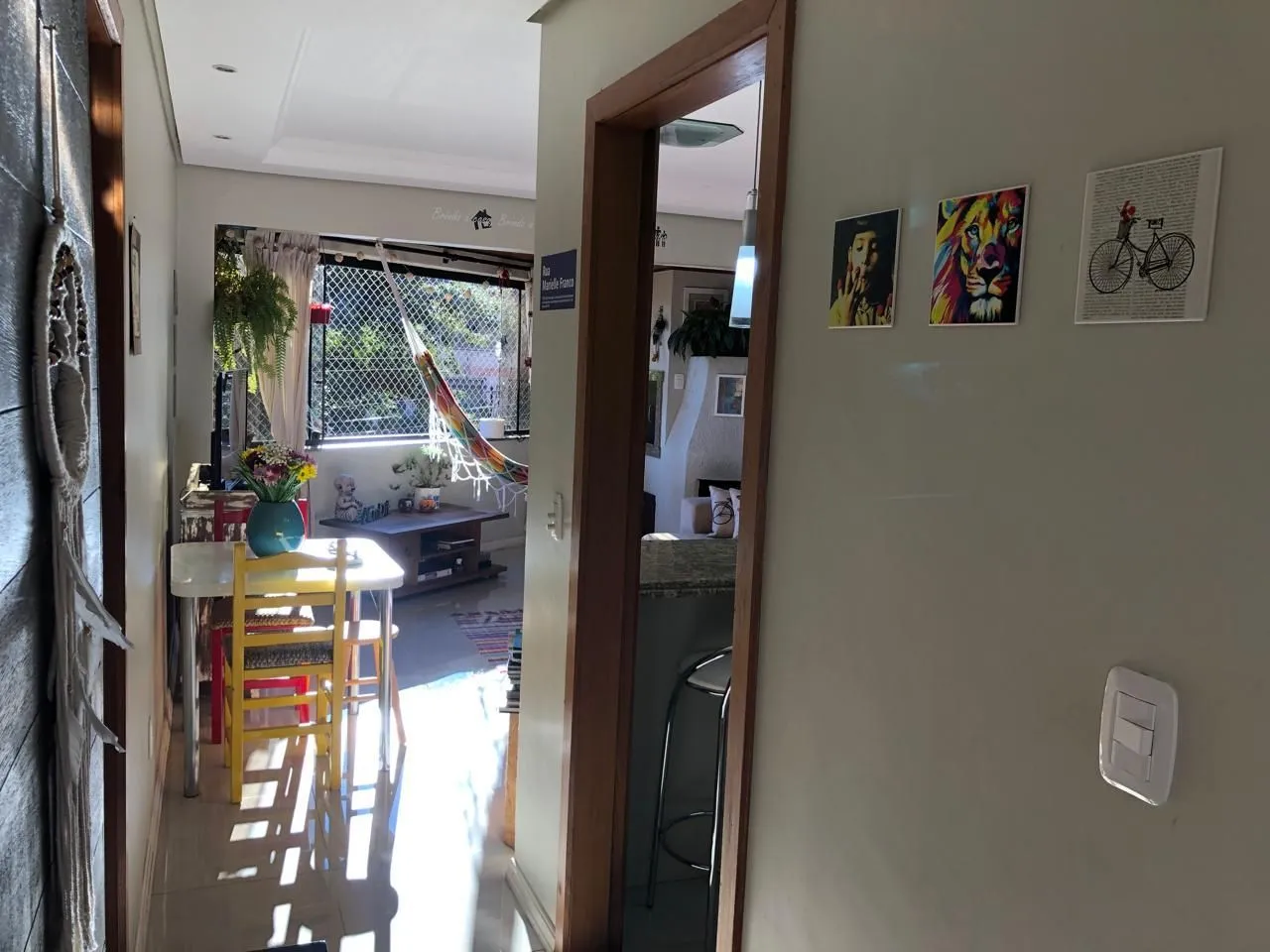 Imagem Um dormitório com lareira e churrasqueira