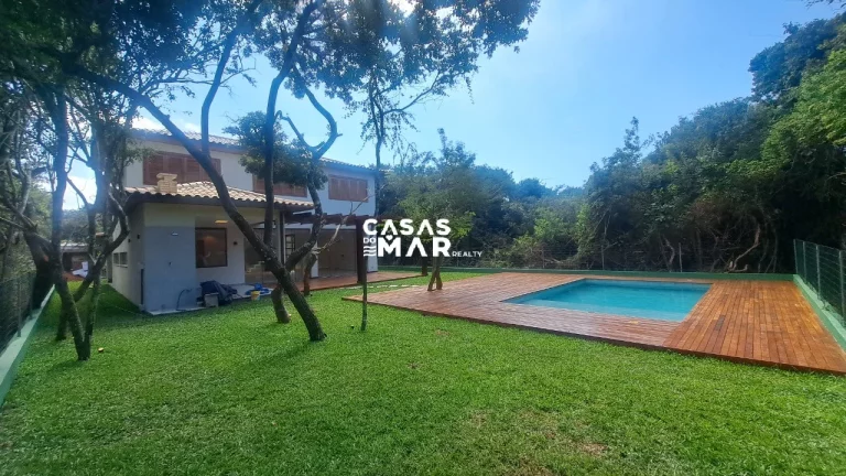 Imagem Casa de Luxo em Condomínio na Praia Rasa: 5 Quartos, 5 Suítes e 260m² em Armação dos Búzios-RJ