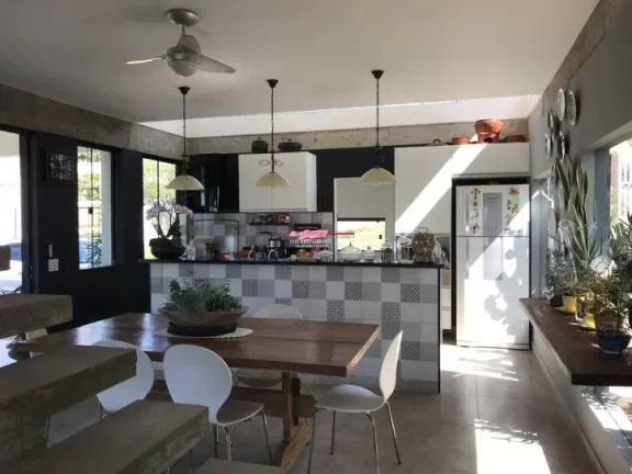 Imagem Casa com fino acabamento e com requinte charmoso e moderno