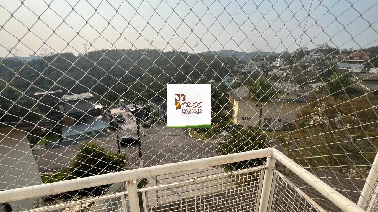Imagem VENDA DE SOBRADO NO CONDOMÍNIO HILLS III, EM ARUJÁ/SP, 521m² com 05 suítes, piscina, sala ampla, quintal de 200m² e 06 vagas. CONSULTE-NOS.