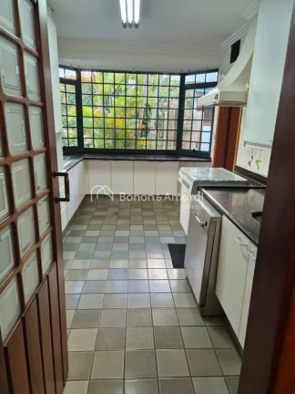 Imagem Linda e espaçosa casa em condomínio, com área construída de 312 m² e 320 m² de terreno. O imó...