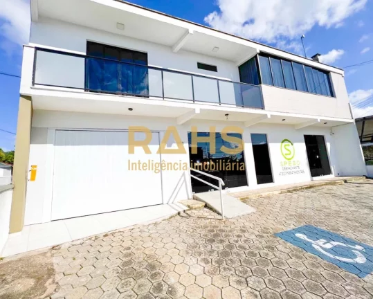 Imagem Para quem busca um bom investimento no bairro Iririu Sobrado possuindo na parte superior : 2 dormitÃ...