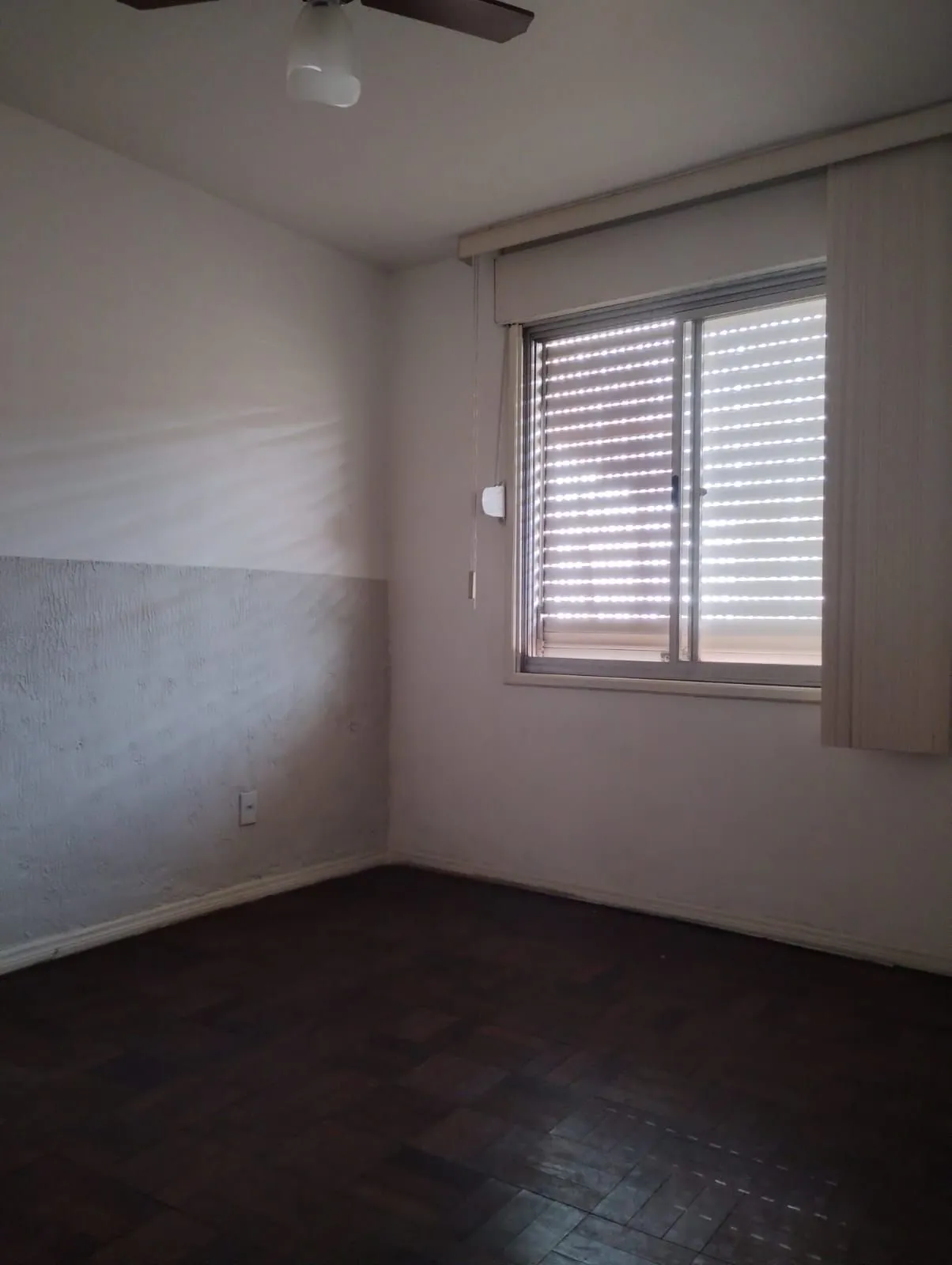 Imagem Excelente Casa com 03 suítes + Apto nos fundos com 01 Dor. Garagem 3 carros