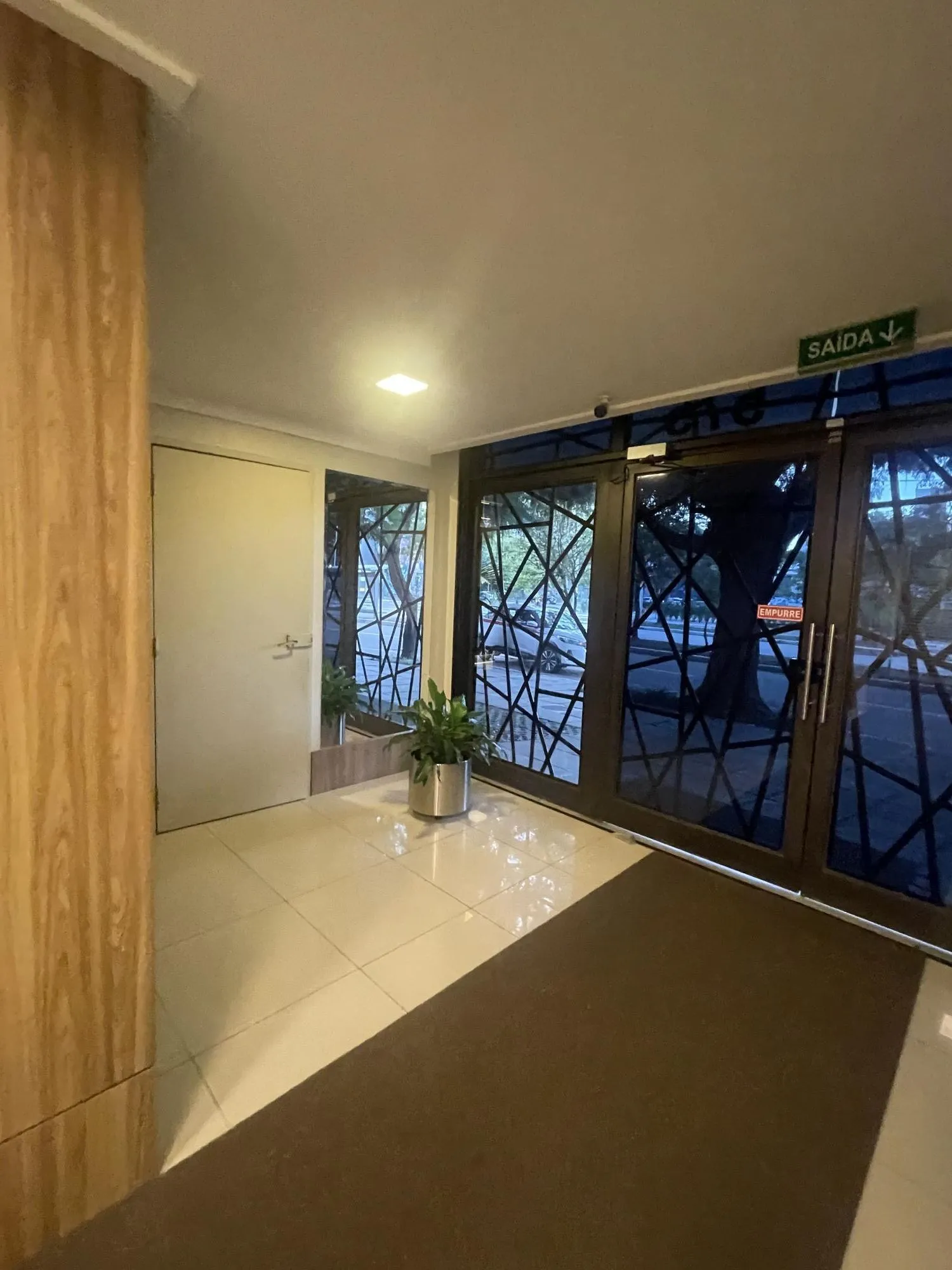 Imagem Ampla sala comercial com vaga de garagem escriturada