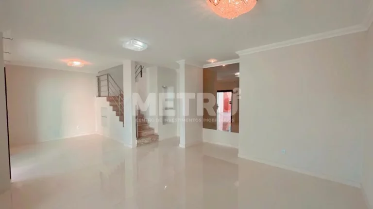 Imagem Casa Duplex, 04 Quartos, Sala de Estar, Sala de Jantar, 03 vagas de garagem, áre