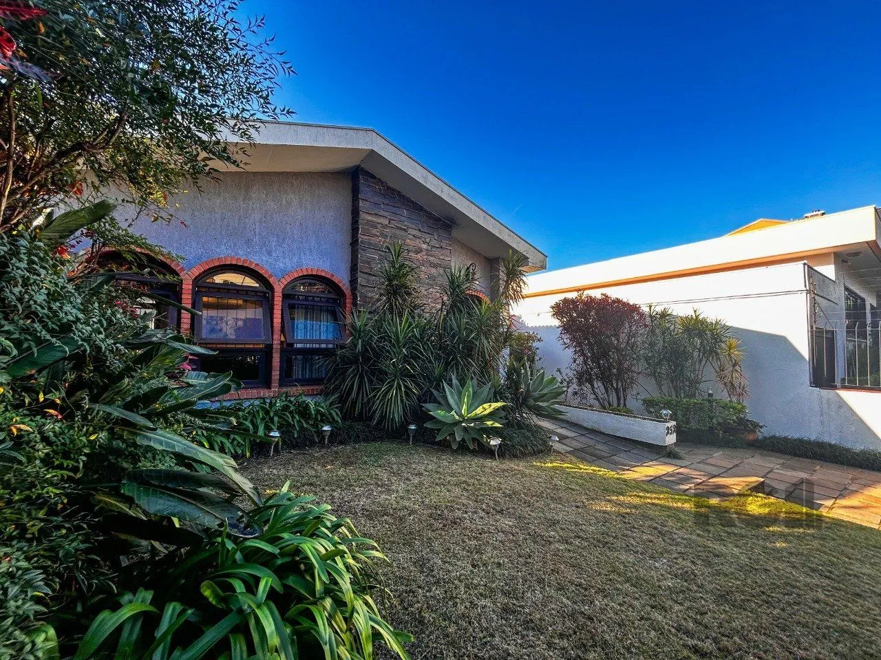 Imagem Casa 3 dormitórios, suíte, lareira, churrasqueira,, pátio, vaga garagem com 309 m² privativos.