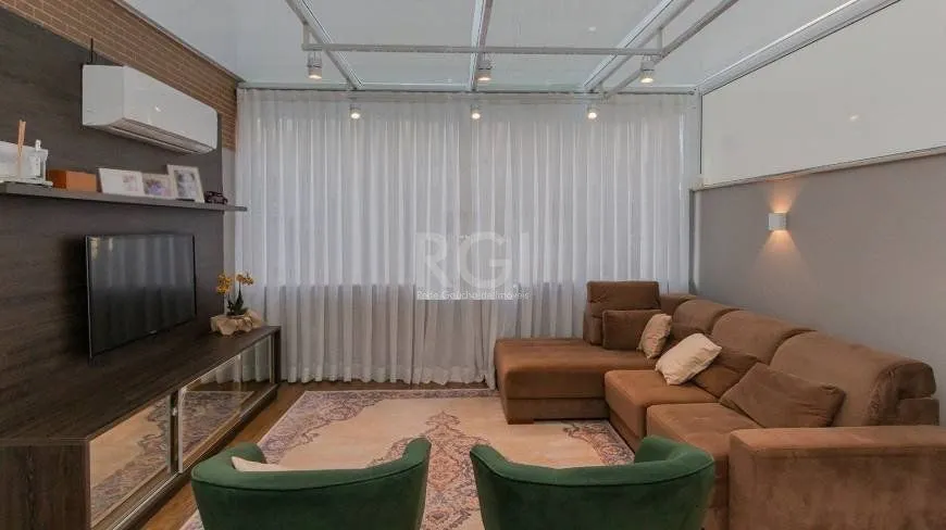 Imagem Apartamento de 3 dormitórios e 1 suíte no bairro Floresta em Porto Alegre