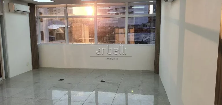 Imagem Sala com 43 metros quadrados com 2 pontos para ar-condicionado, 1 banheiro, janelas amplas, piso de ...