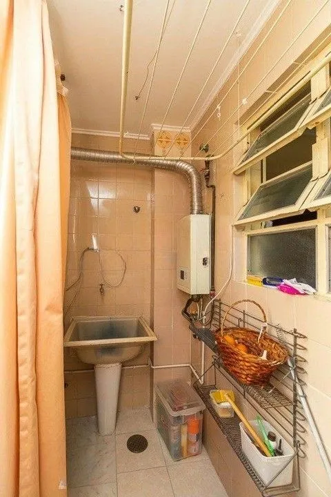 Imagem Formidável apartamento com 3 dormitórios (2 deles são suíte), peças amplas e bem iluminadas, banheiro auxiliar e cozinha com área de serviço separada. Dispõe de uma vaga de garagem coberta. Edifício com elevador e sistema de segurança por câmeras.