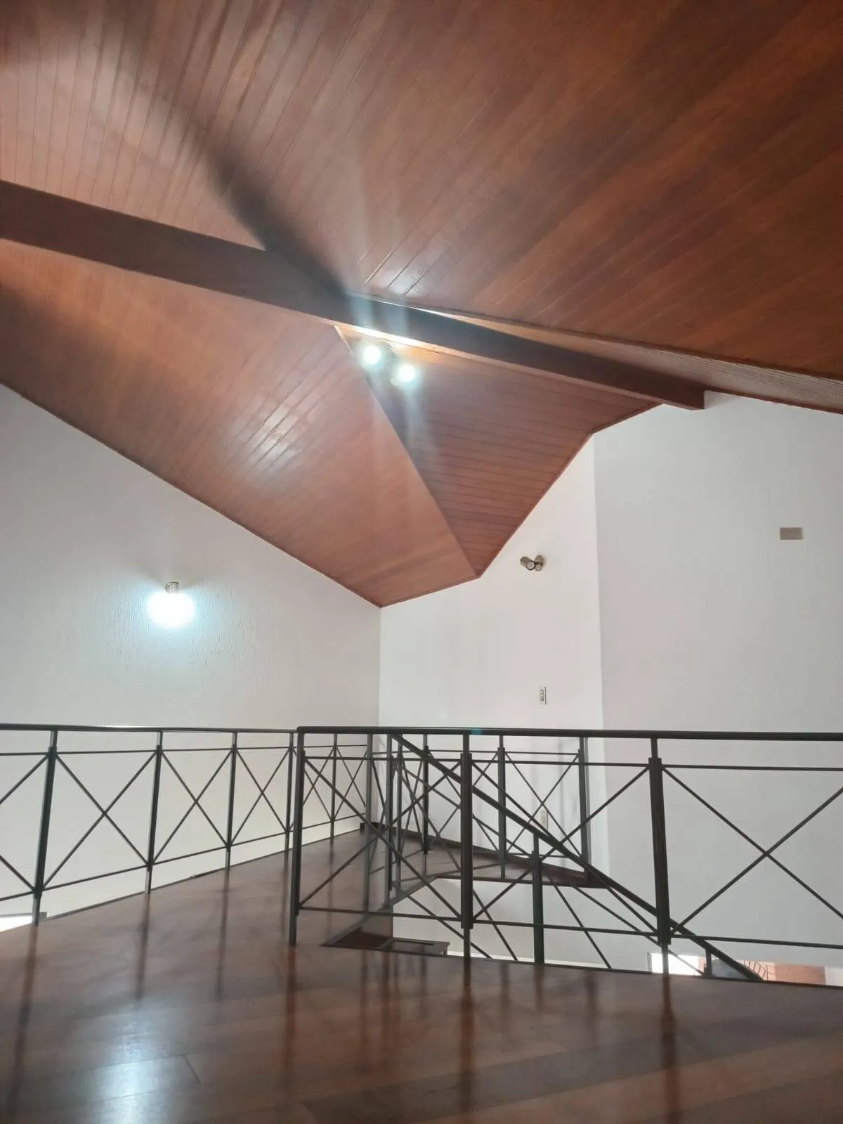 Imagem Espaçosa Casa à Venda em Alphaville 6 com 3 Suítes e Lazer Completo