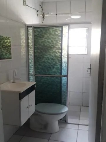 Imagem LOCAÇÃO DE CASA NO JARDIM PLANALTO, EM ARUJÁ/SP, 160m² com 03 dormitórios, suíte, sala, varanda, cozinha e garagem coberta para 01 auto. CONSULTE-NOS.