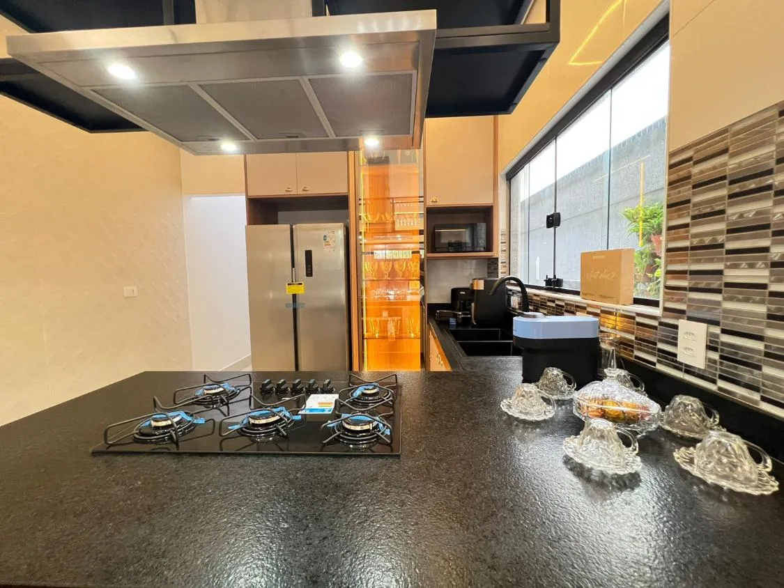 Imagem CASA NOVA COM 3 DORMITÓRIOS SENDO 2 SUÍTES E ÁREA GOURMET COM OFURO À VENDA NO VILAMAR PRAIA GRANDE