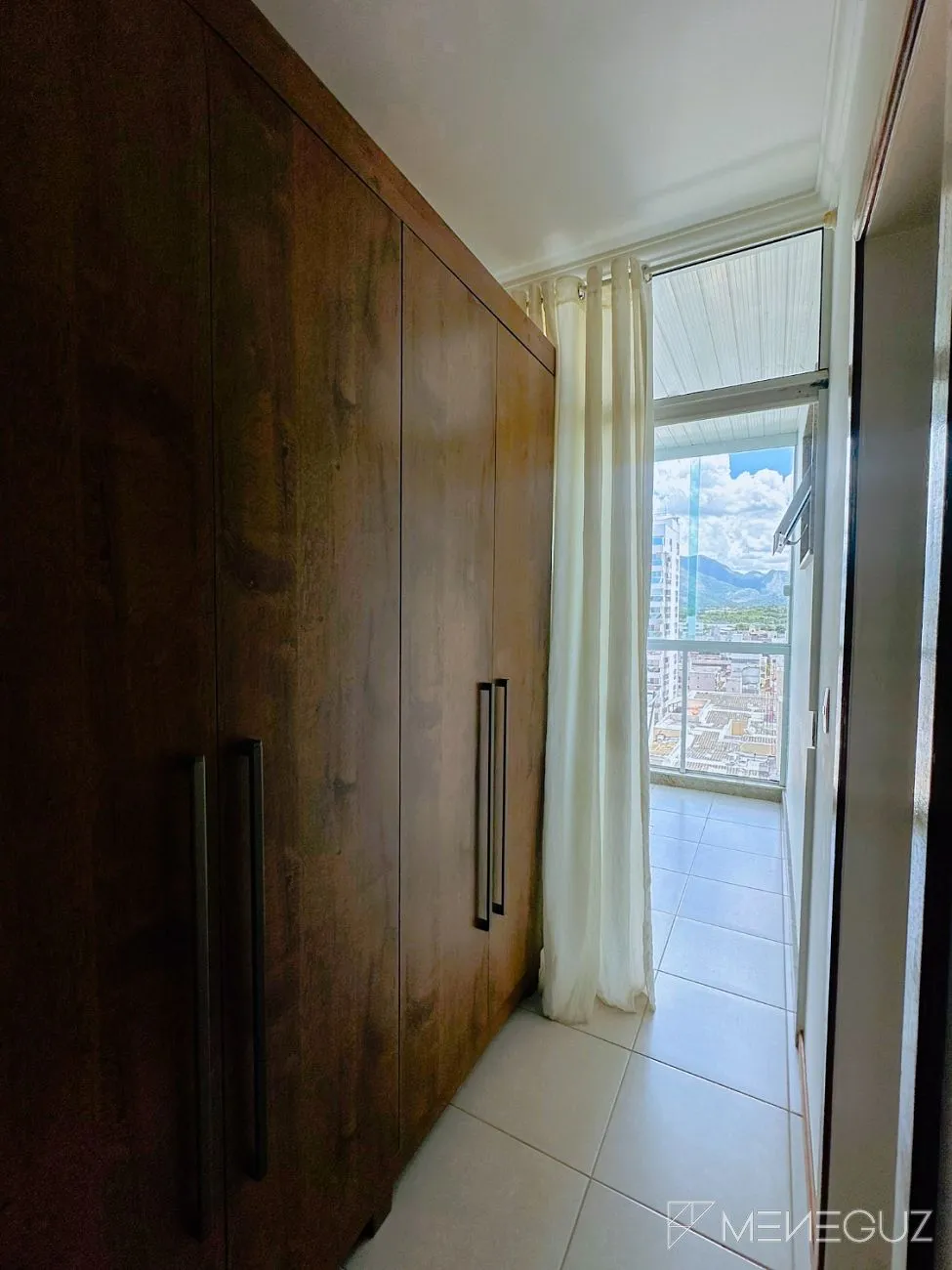 Imagem Apartamento Mobiliado na Praia do Morro - 3 Quartos em Prédio Frente Mar!
